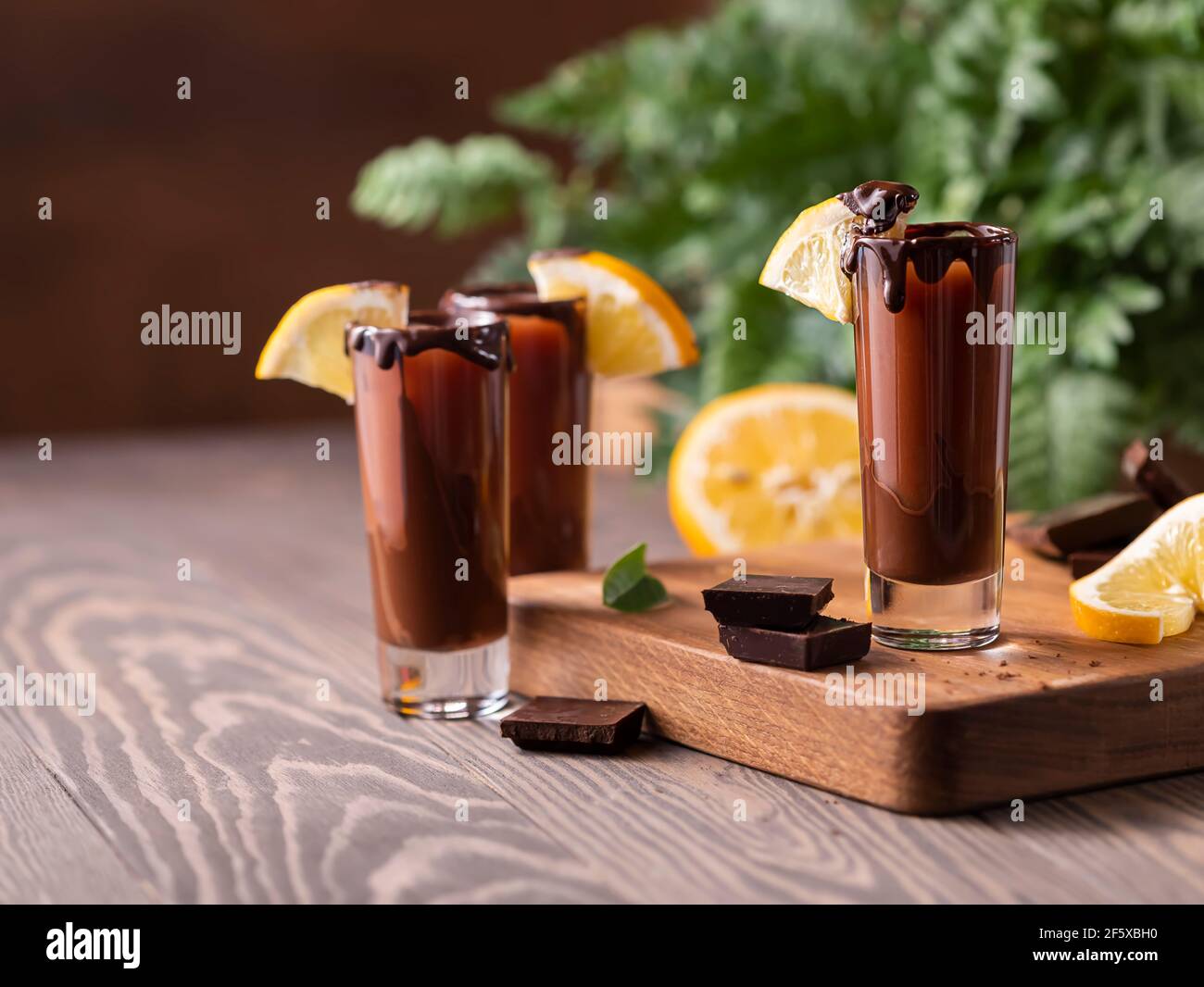 Cocktail in Schnapsglas mit Schokolade, Sahne-Likör, frischen Orangen auf  dunklem Hintergrund. Hausgemachte Shot Drinks Party. Bar-Menü, Rezepte.  Nahaufnahme, Auswahl Stockfotografie - Alamy