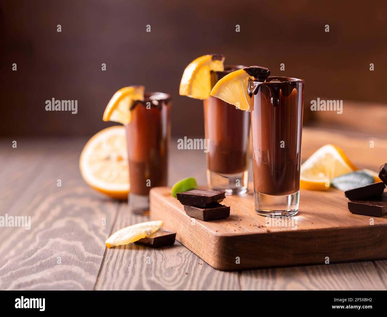Cocktail in Schnapsglas mit Schokolade, Sahne-Likör, frischen Orangen auf  dunklem Hintergrund. Hausgemachte Shot Drinks Party. Bar-Menü, Rezepte.  Nahaufnahme, Auswahl Stockfotografie - Alamy