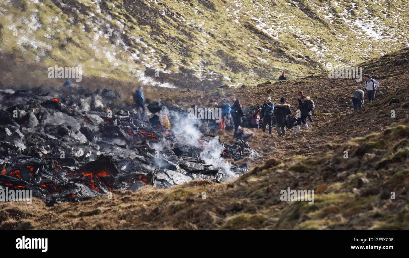Erstaunliche Szenen als ein kleiner Vulkanausbruch im Mt Fagradalsfjall, Südwestisland, im März 2021 auftrat, nur etwa 30 km von Reykjavik entfernt. Stockfoto
