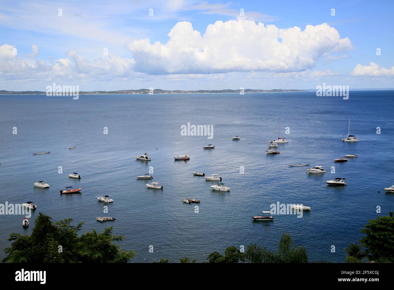 salvador, bahia, brasilien - 14. dezember 2020: Boote werden in Baia de Todos os Santos, in der Nähe der Iate Club Region in der Stadt Salvador vertäut gesehen. *** Stockfoto
