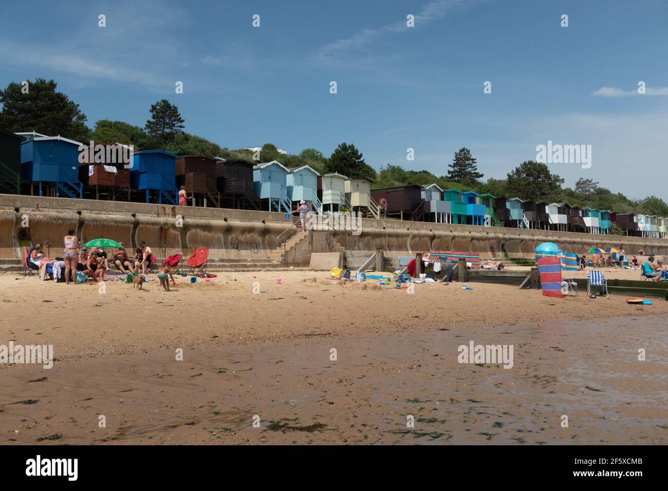 Strandhütten mit Blick auf das Meer bei Frinton-on-Sea, einer kleinen englischen Küstenstadt an der Ostküste Stockfoto