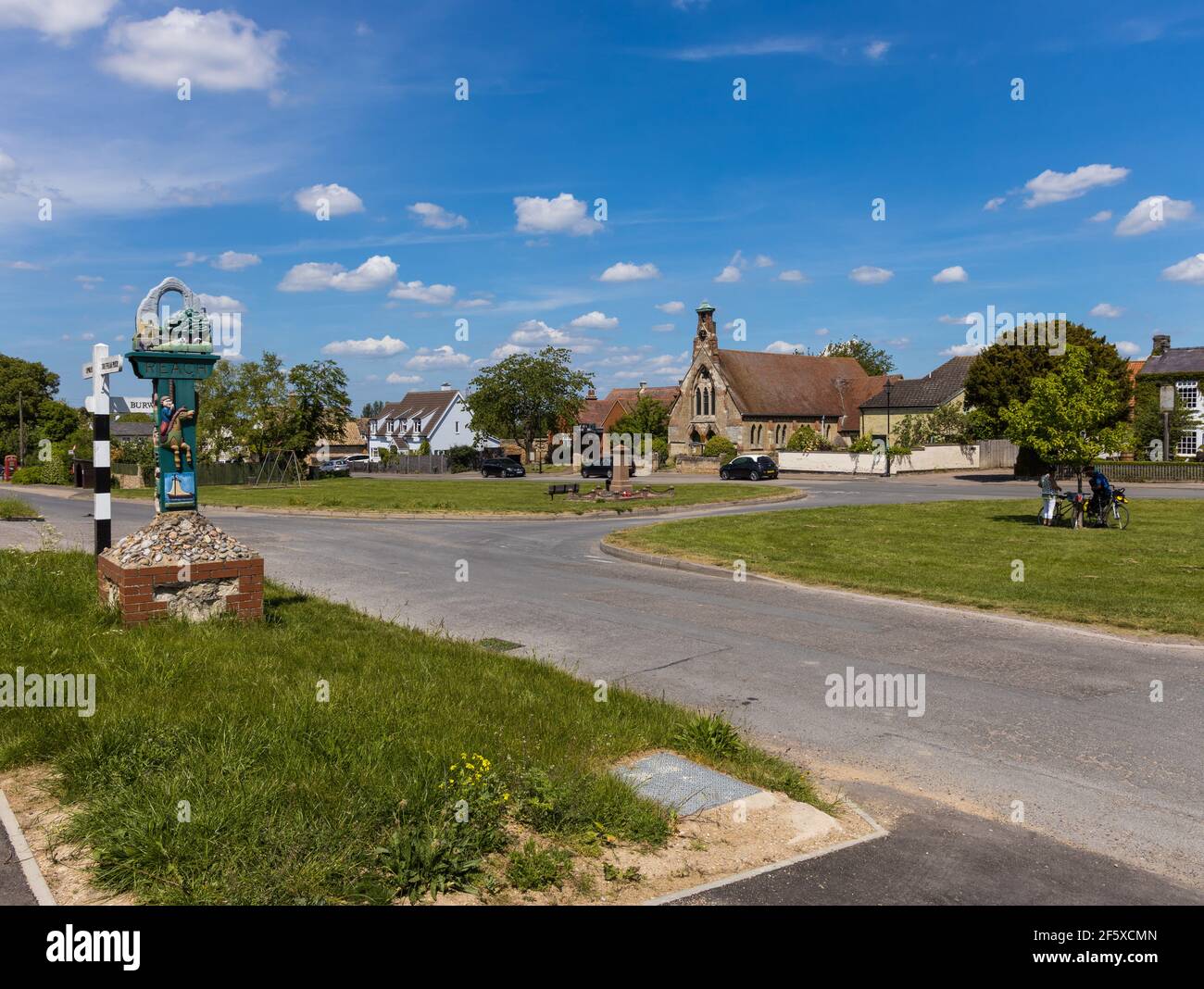 Wegweiser und Dorfschild erreichen Dorf grün Cambridgeshire England Stockfoto