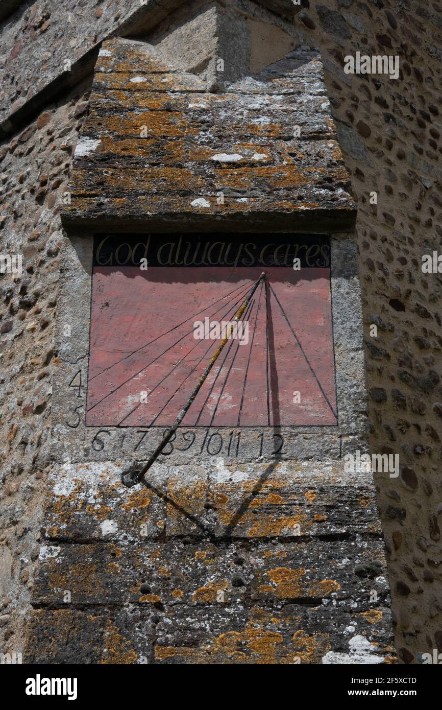 Alte Sonnenuhr. Eine Sonnenuhr ist ein Gerät, das die Tageszeit, wenn es Sonnenlicht durch die scheinbare Position der Sonne am Himmel Stockfoto