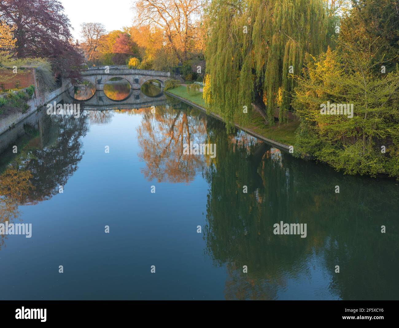 Clare College Brücke über den Fluss Cam mit Reflexionen in Cambridge, England Stockfoto