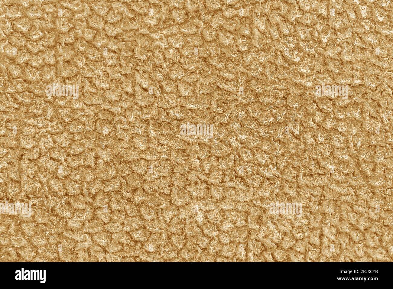 Goldene Textur mit abstraktem Trockenheitsmuster, gelber Grunge-Wandhintergrund. Stockfoto