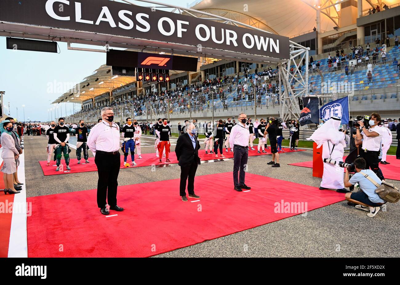 Sakhir, Bahrain. März 2021, 28th. (L bis R): Ross Brawn (GBR) Managing Director, Motorsport; Jean Todt (FRA) FIA President; und Stefano Domenicali (ITA) Formula One President und CEO, am Start. Großer Preis von Bahrain, Sonntag, 28th. März 2021. Sakhir, Bahrain. FIA Pool Bild nur für redaktionelle Verwendung Kredit: James Moy/Alamy Live Nachrichten Stockfoto