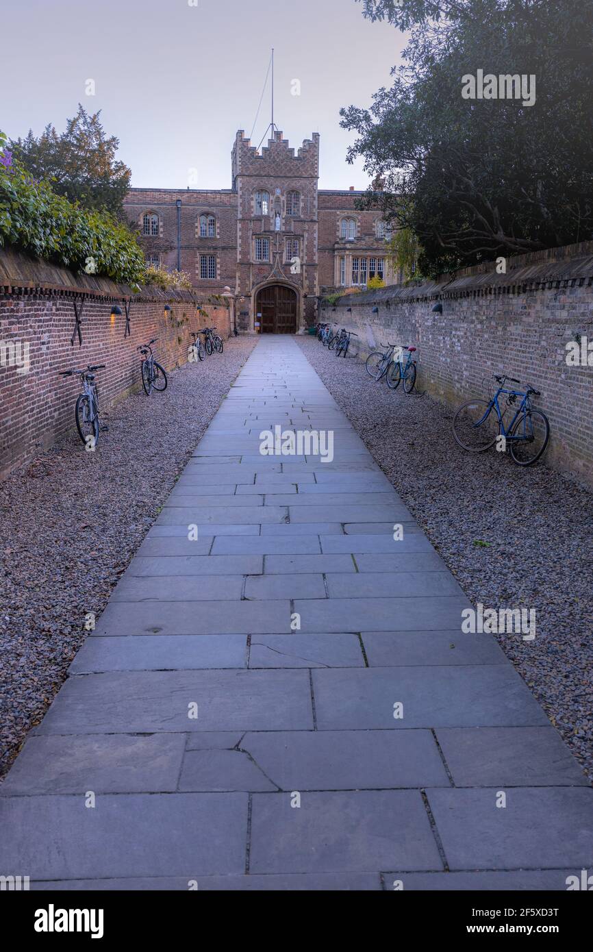 Langer gepflasterter, ummauerter Pfad von Jesus Lane zum Eingang der Torehouse Porters Lodge zum Jesus College Cambridge Stockfoto