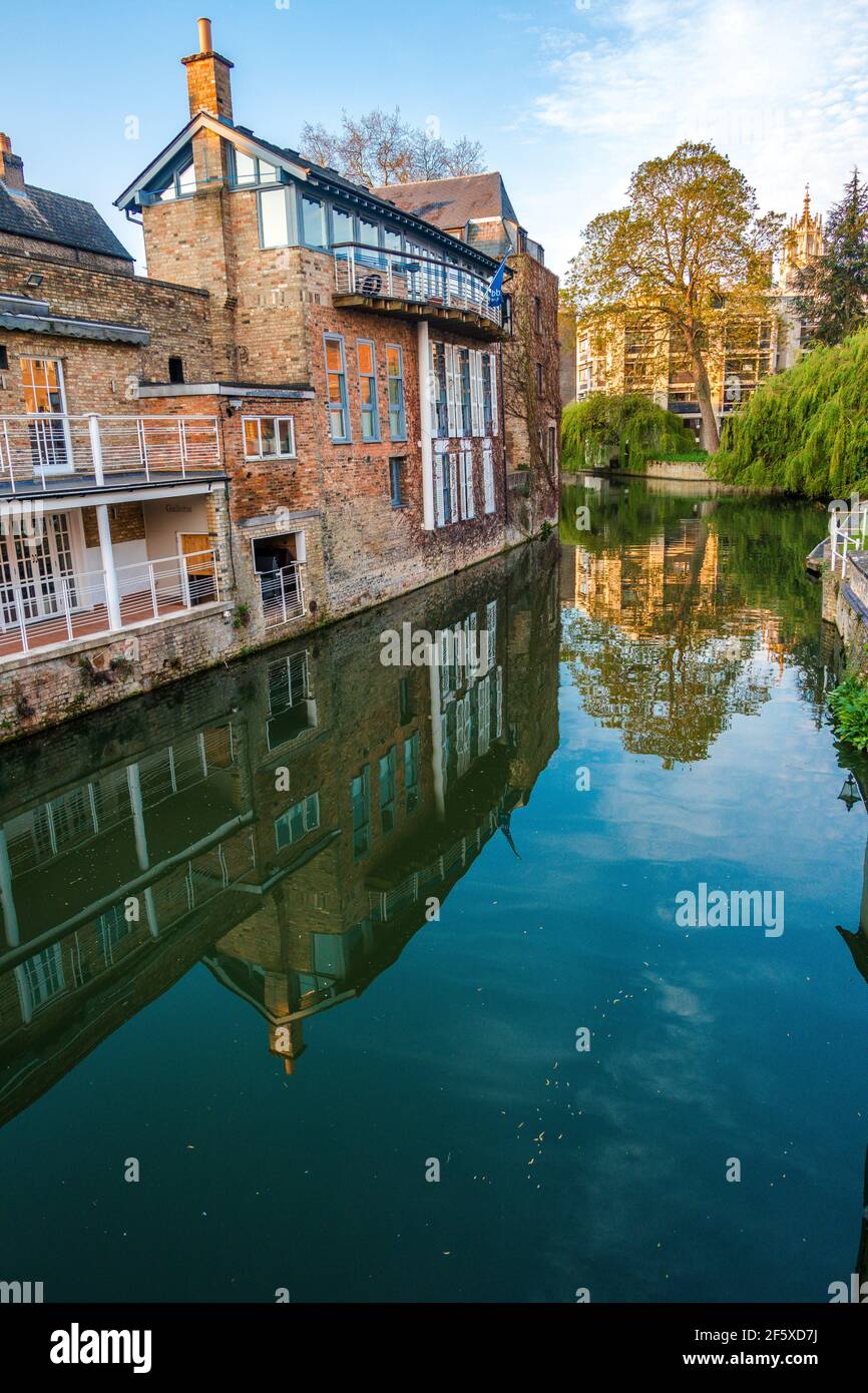 Spiegelungen von Gebäuden und Bäumen an der River Cam mit dem St Johns College und dem Restaurant Cambridge England am Flussufer Stockfoto