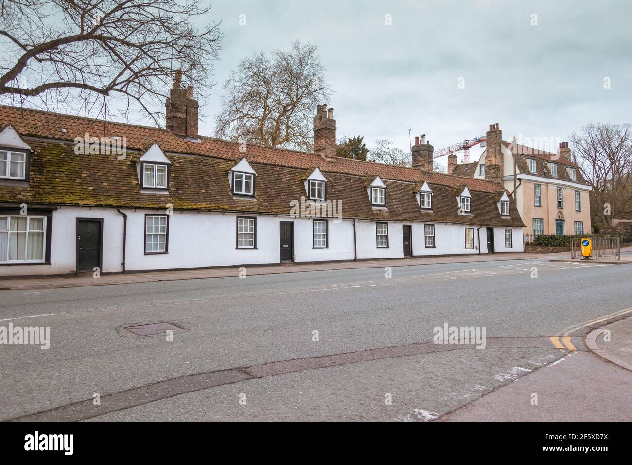 Reihe von alten weißen Hütten in Chesterton Lane Cambridge England Stockfoto