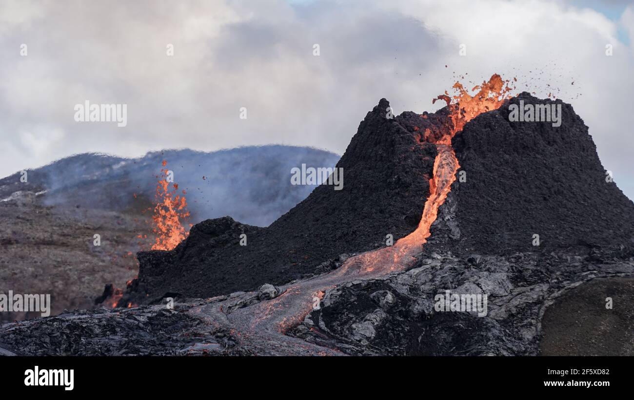 Erstaunliche Szenen als ein kleiner Vulkanausbruch im Mt Fagradalsfjall, Südwestisland, im März 2021 auftrat, nur etwa 30 km von Reykjavik entfernt. Stockfoto