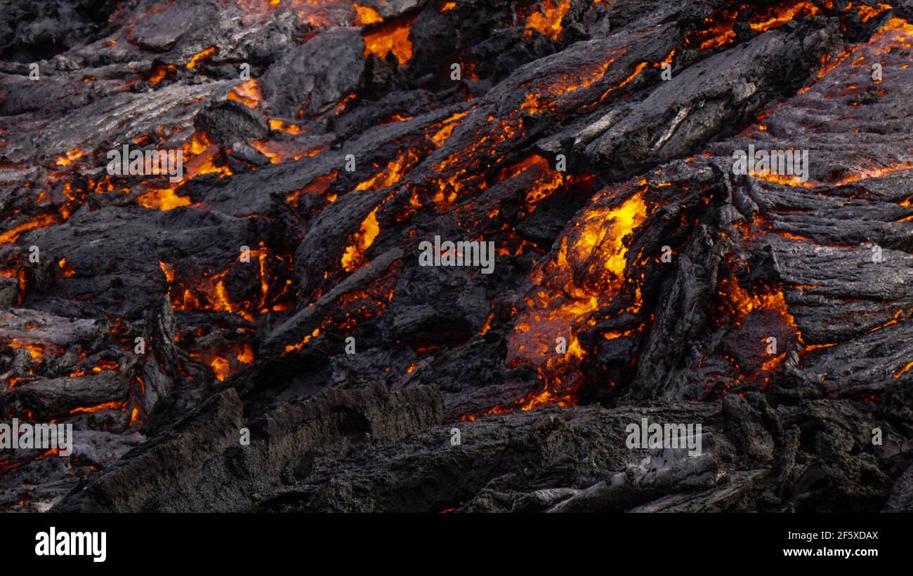 Erstaunliche Szenen als ein kleiner Vulkanausbruch im Mt Fagradalsfjall, Südwestisland, im März 2021 auftrat, nur etwa 30 km von Reykjavik entfernt. Stockfoto