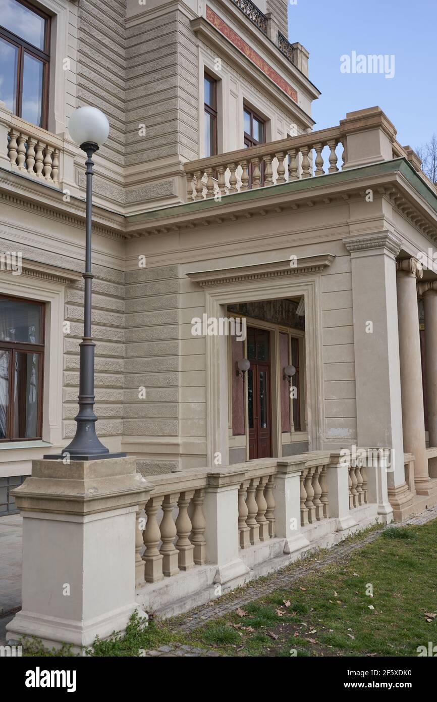 Prag, Tschechische Republik - 26. März 2021 - Park Grebovka- Villa Gröbe - Neorenaissance-Denkmal in Havlíčkovy sady. Stockfoto