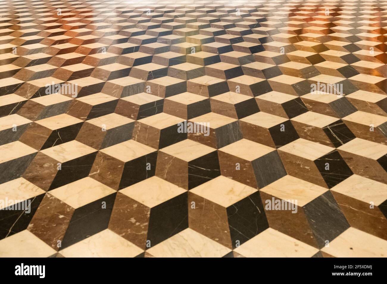 Braune, schwarze, helle rhombische Textur auf dem Boden. Rhombische Platte. Stockfoto