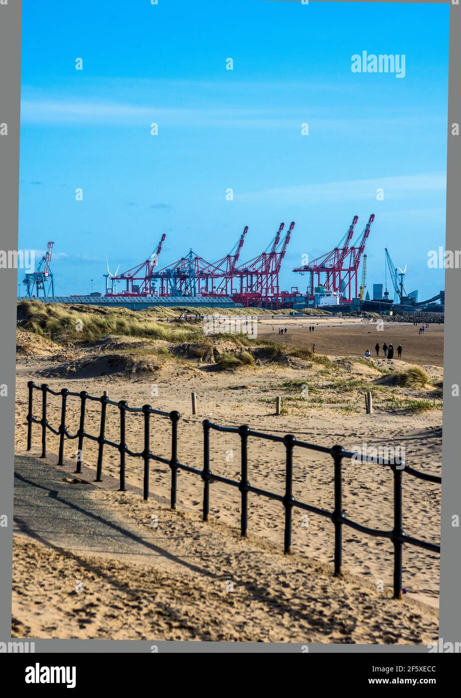 Schweres Hebezeug am Containerterminal im Hafen von Liverpool. Stockfoto
