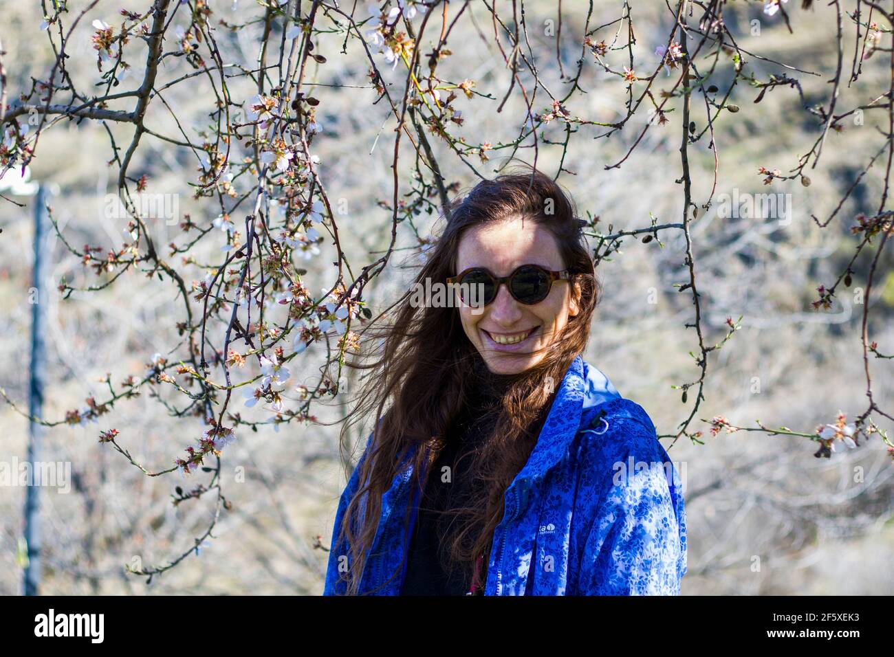Mandelbaum Blumen und Zweig und junge Ingwer Frauen Porträt, Frühlingsbaum Ansicht Stockfoto