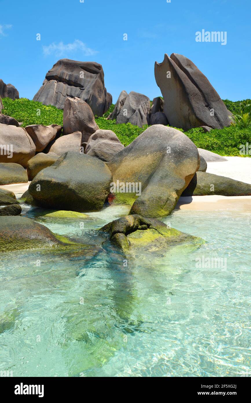 Anse Marron Strand mit großen Granitfelsen auf der Insel La Digue, Seychellen. Tropische Landschaft mit sonnigem Himmel. Exotisches Reiseziel. Stockfoto