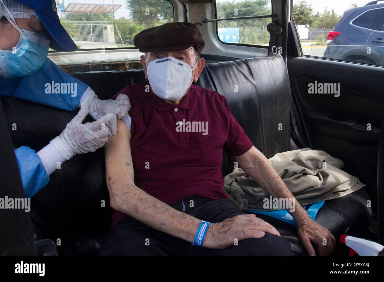Ein älterer Mann erhält die erste Dosis des Pfizer-Impfstoffes gegen Covid-19 im Vakzine Car Center Parque de las Leyendas. Der Impfstoff Auto ist ein Verfahren, bei dem Menschen gegen Covid-19 in ihren eigenen Autos geimpft werden. Es wurde konzipiert, um den älteren Menschen zu helfen, besonders jenen, die Schwierigkeiten haben zu gehen und sich zu mobilisieren. Die peruanische Regierung hat den Impfprozess begonnen, beginnend mit Menschen über 85 Jahren. Bis heute wurden 525.301 peruaner gegen Covid-19 geimpft. Lima, Perú. Stockfoto