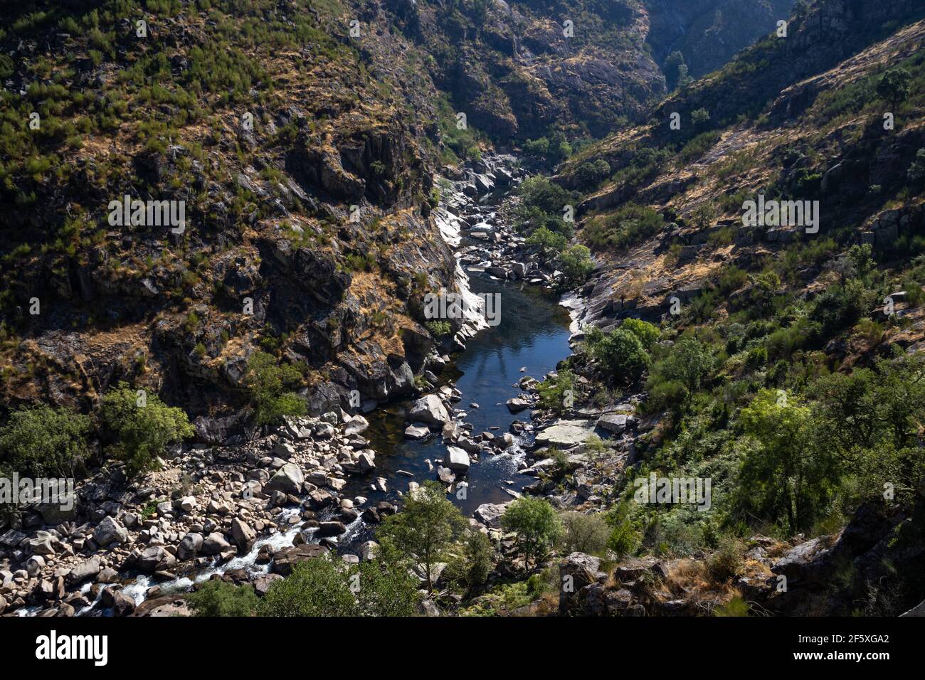 Fluss umreißt den Berg. Rio Paiva in Passadiços do Paiva, Arouca, Portugal. Stockfoto
