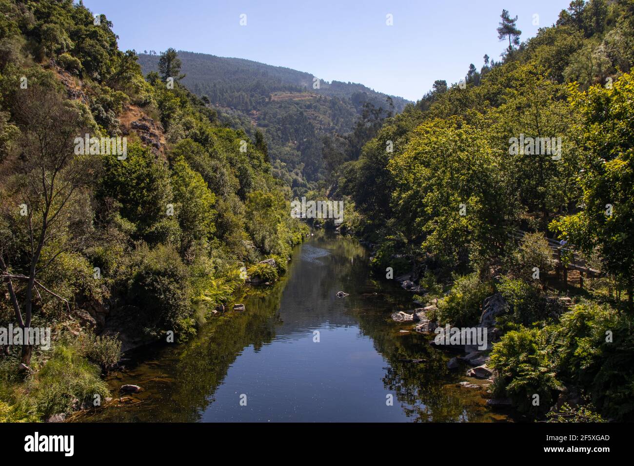 Blick auf den Fluss Paiva von Passadiços do Paiva, Arouca, Portugal. Stockfoto