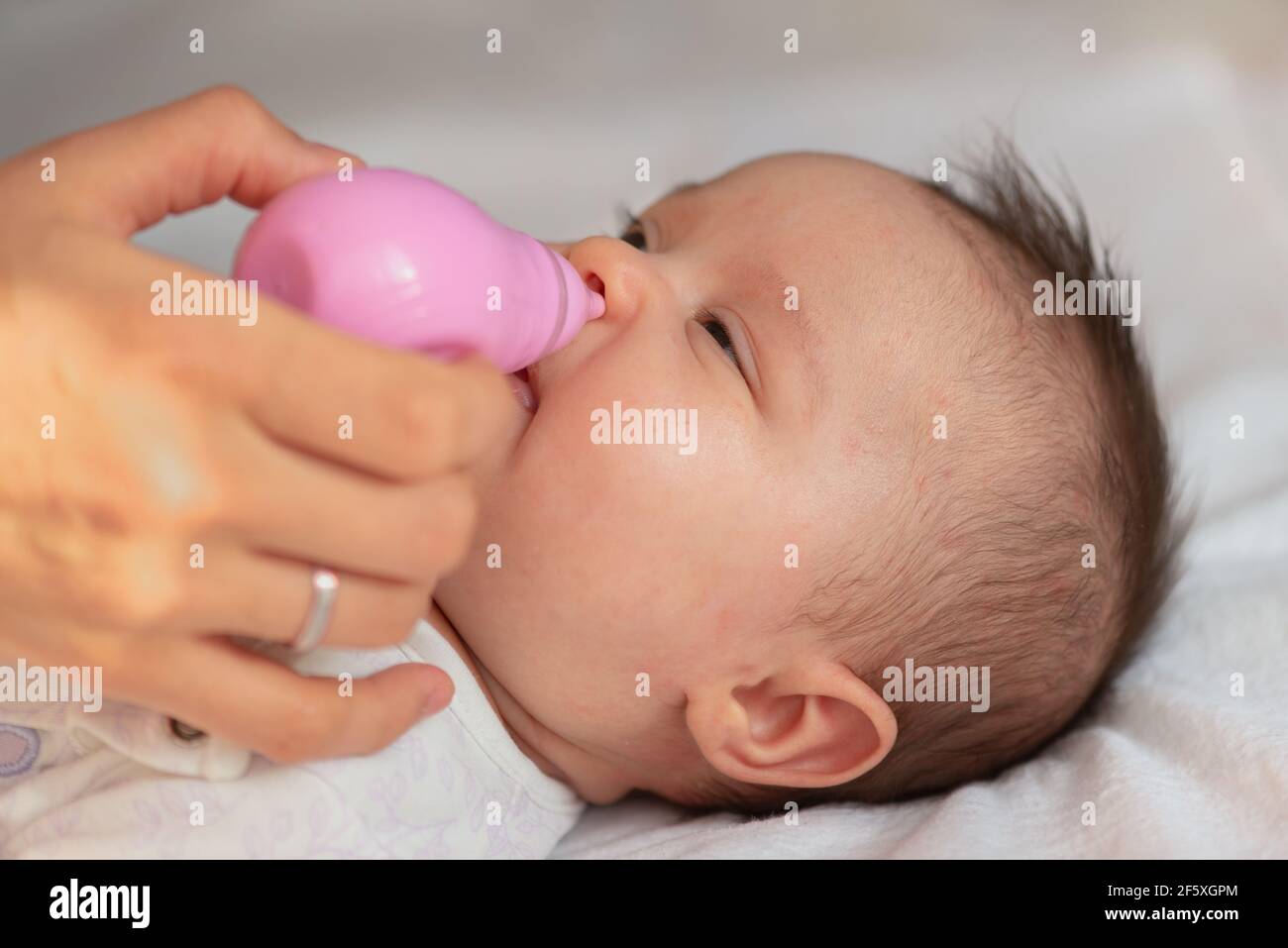 Mutter mit Nasensauger für Baby-Nasensauger Stockfoto
