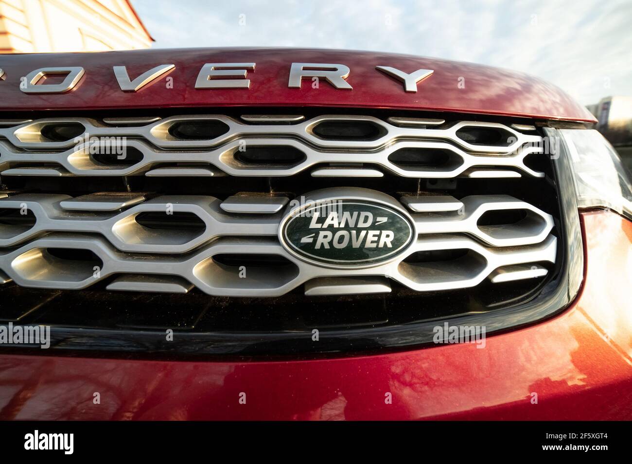 Moskau, Russland - 20. Dezember 2019: Kühlergrill unter der Haube des Premium england suv Land Rover Discovery Sport. Vorderseite des Autos, Nahaufnahme Orange Auto. All-Rad-Auto geparkt. Stockfoto