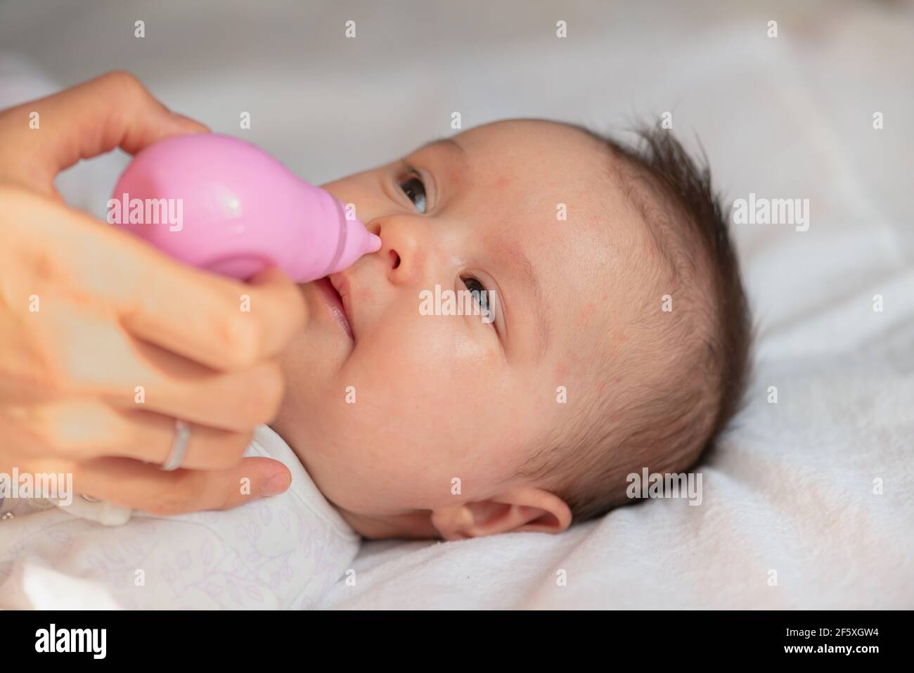 Mutter mit Nasensauger für Baby-Nasensauger Stockfoto
