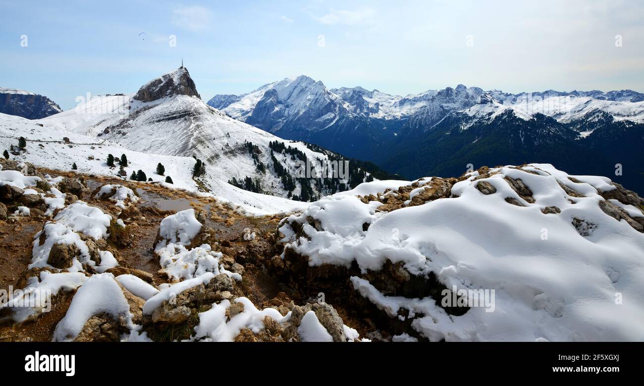 Winter Berglandschaft in den Dolomiten Alpen. Blick auf den Col Rodella und den Berg Marmolada. Südtirol, Italien. Stockfoto