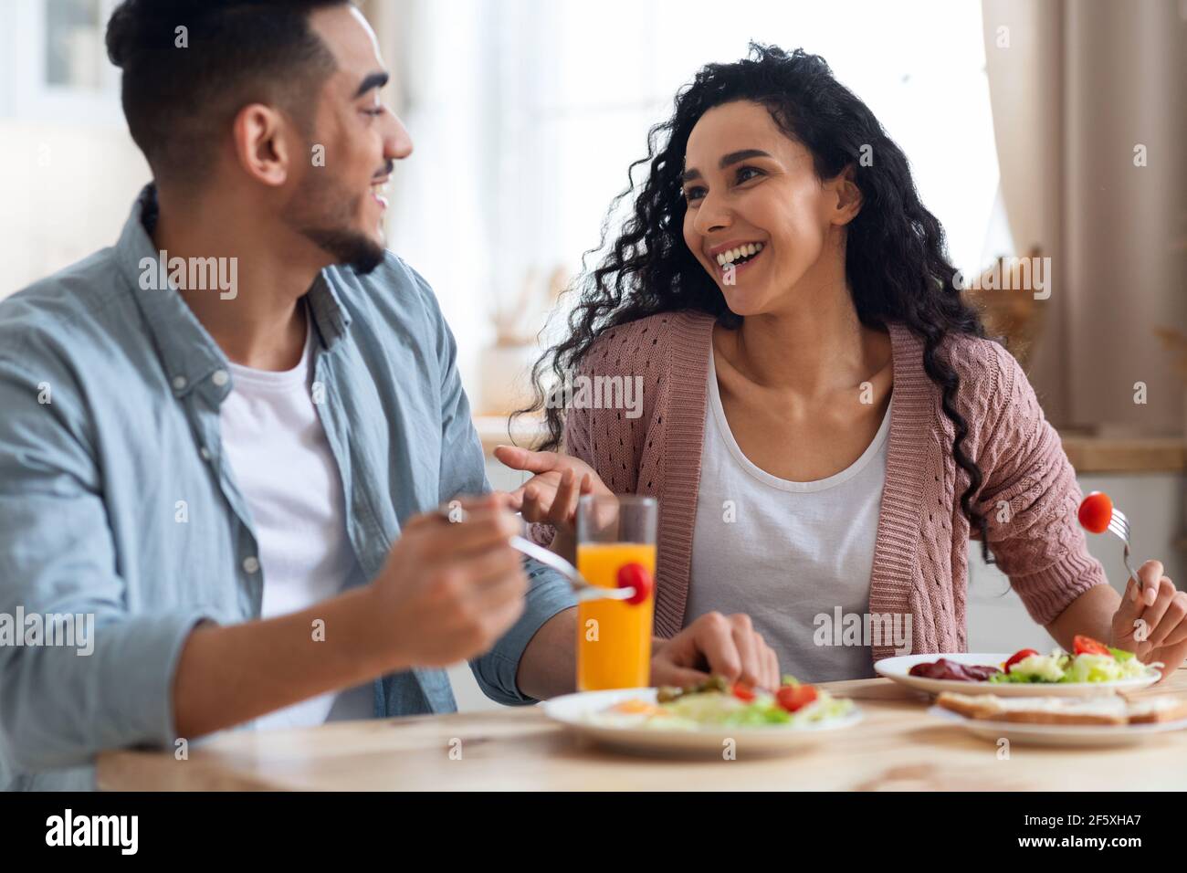 Abendessen Am Morgen. Romantisches Arabisches Paar Frühstück Essen, Plaudern Und Lachen In Der Küche Stockfoto