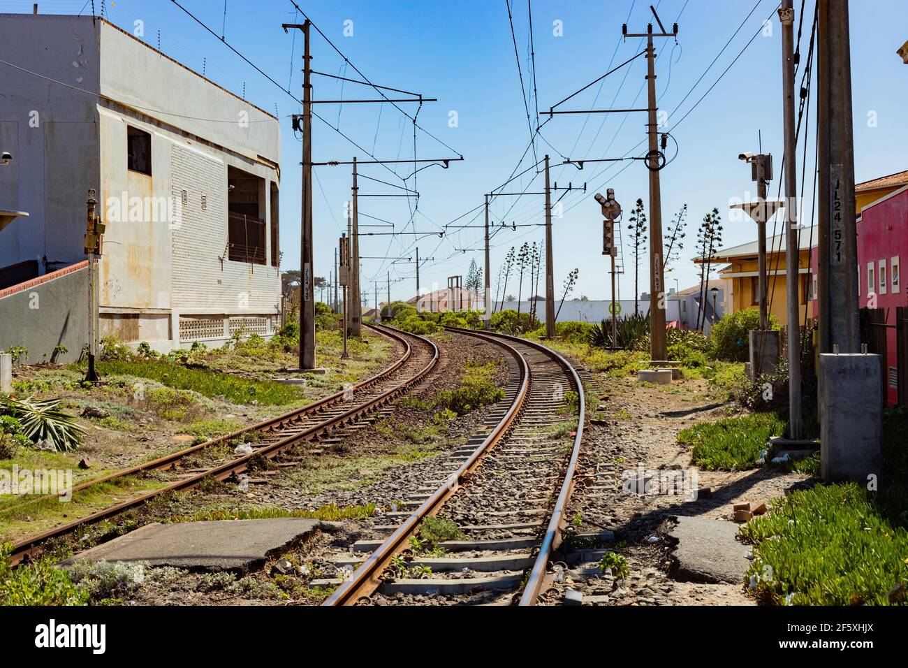 Kapstadt, Südafrika - 23. März 2021: Elektrische Eisenbahnlinie an der Küste der Küstenstadt Muizenberg Stockfoto