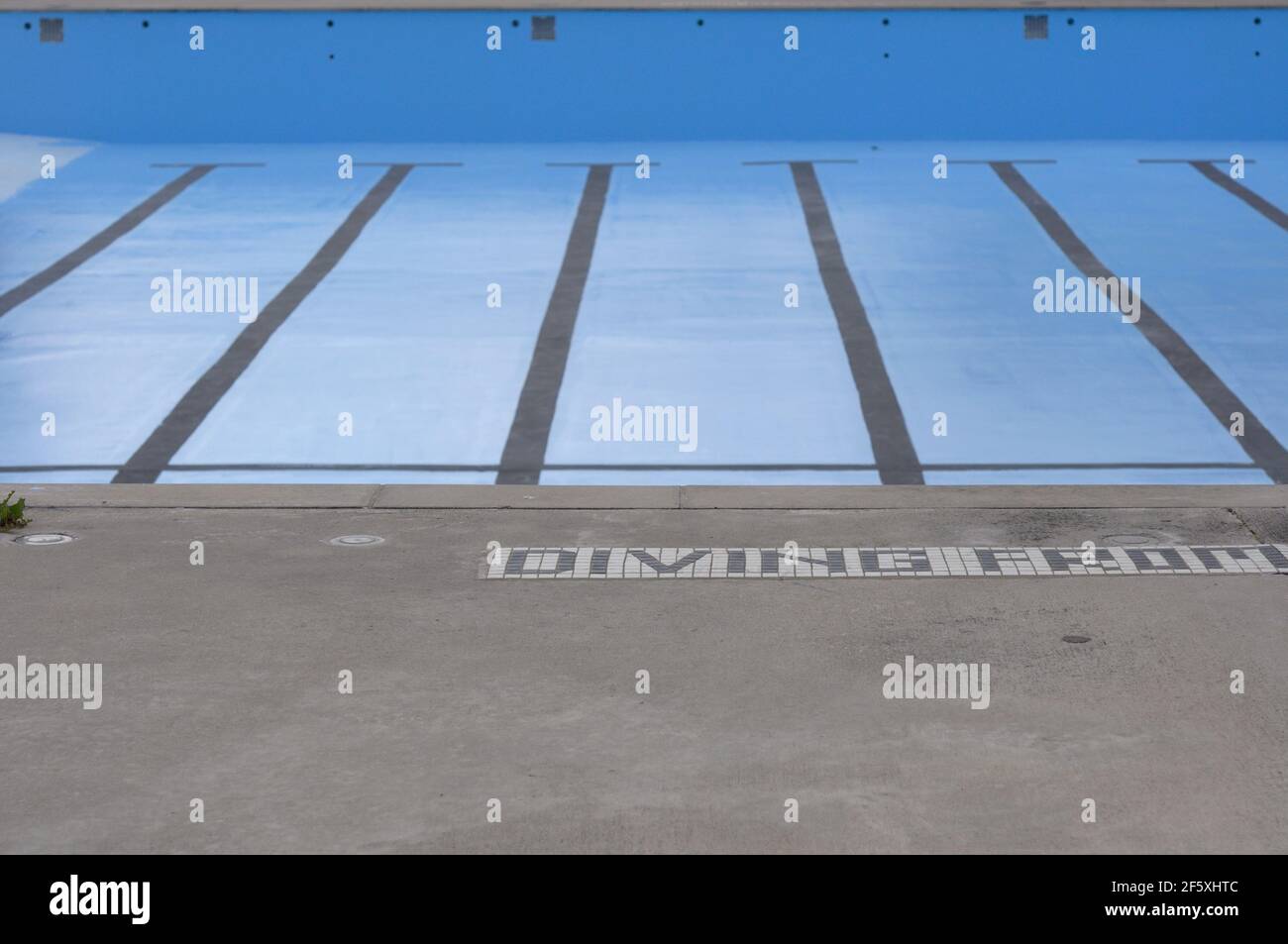 Freibad, ohne Wasser, mit schwarzer Fahrbahnmarkierung sichtbar, Betondeck Stockfoto