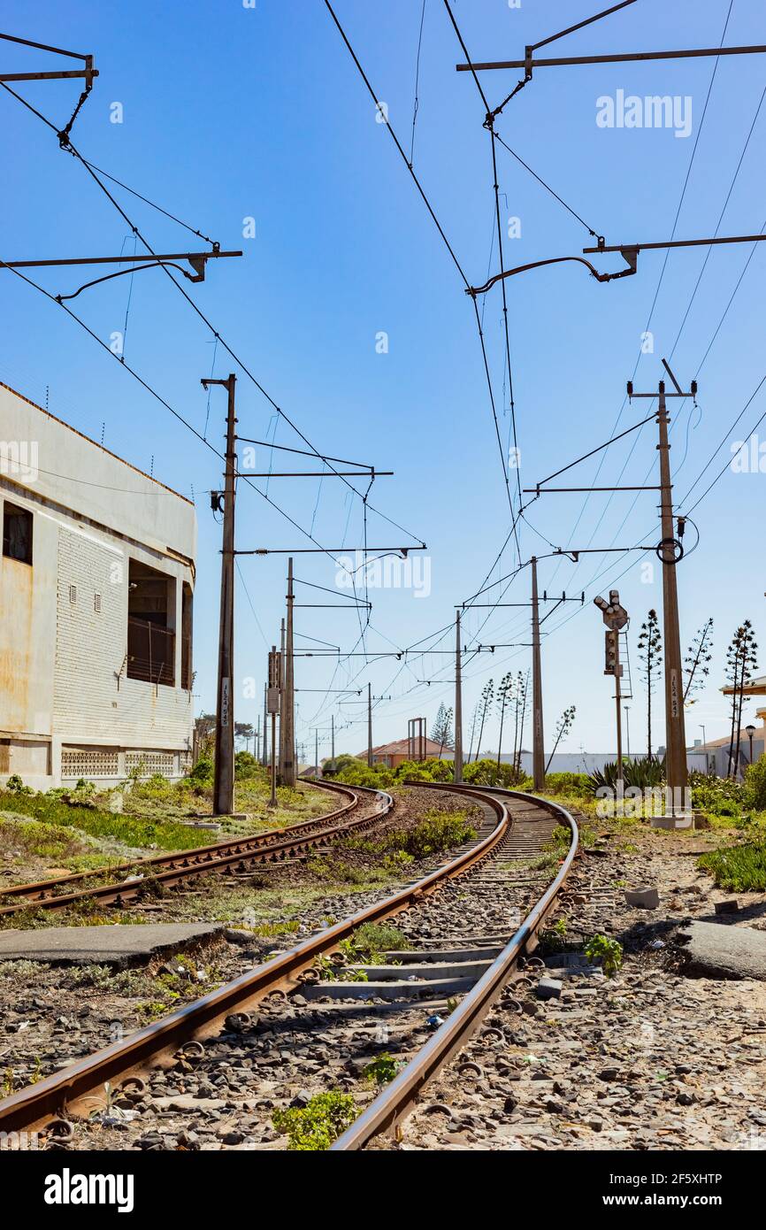Kapstadt, Südafrika - 23. März 2021: Elektrische Eisenbahnlinie an der Küste der Küstenstadt Muizenberg Stockfoto