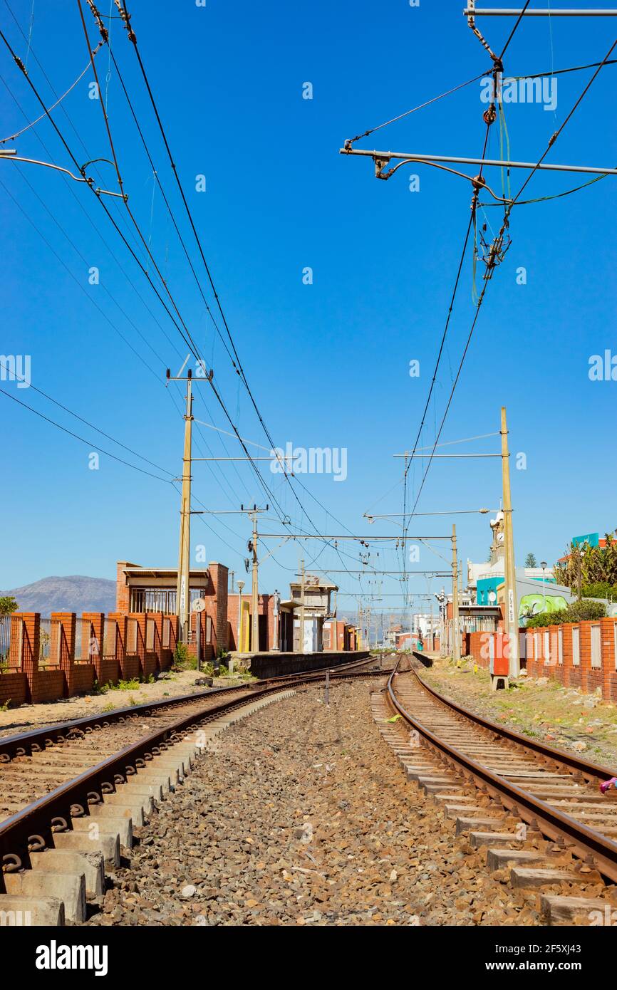 Kapstadt, Südafrika - 23. März 2021: Elektrische Eisenbahnlinie an der Küste der Küstenstadt Muizenberg Stockfoto