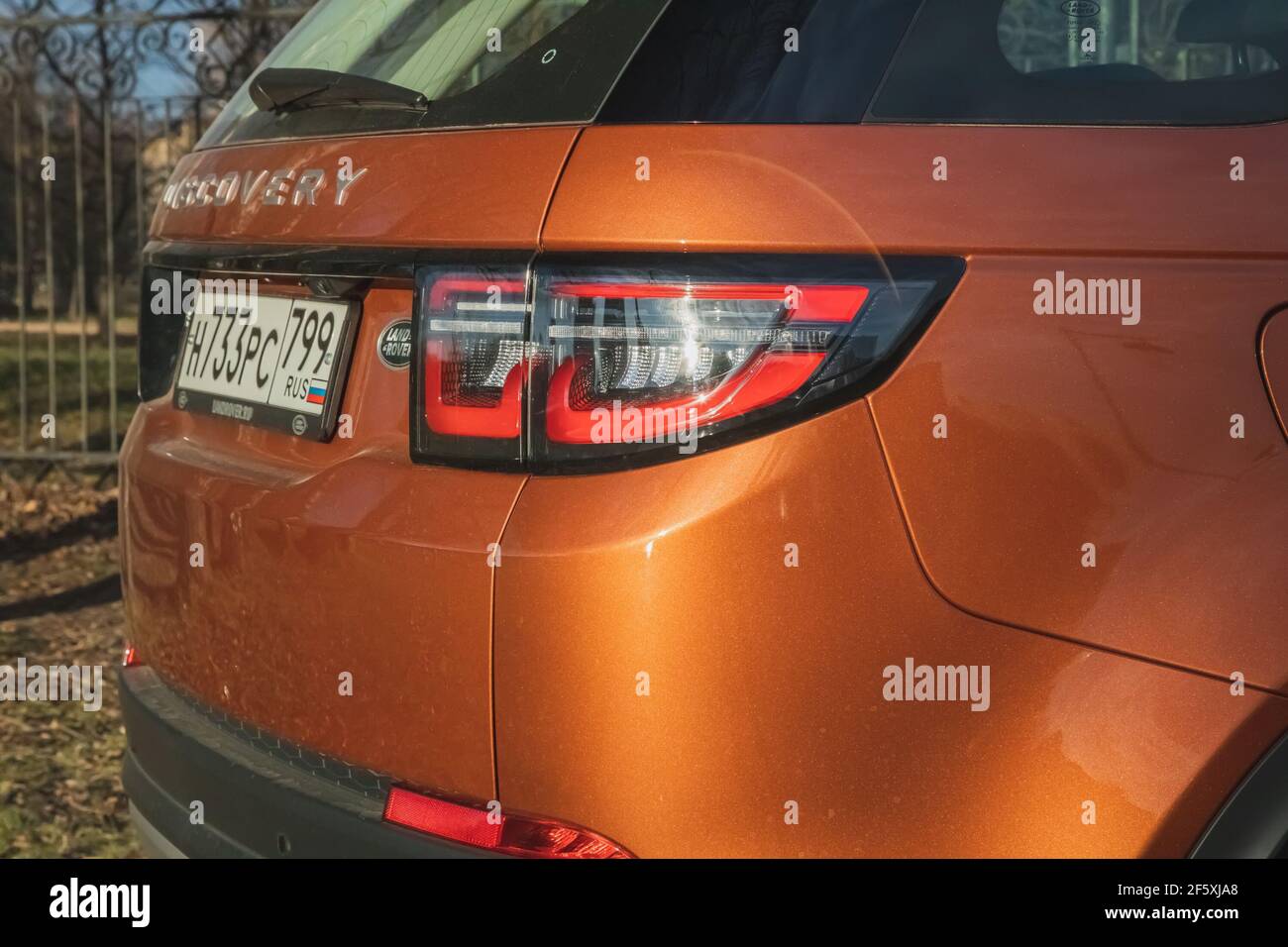 Moskau, Russland - 20. Dezember 2019: Der orange gefärbte Land Rover Discovery Sport 2020 ist direkt am Wasser geparkt. Außenansicht eines englischen Premium-SUV. Dreiviertel-Rückansicht. .. Stockfoto