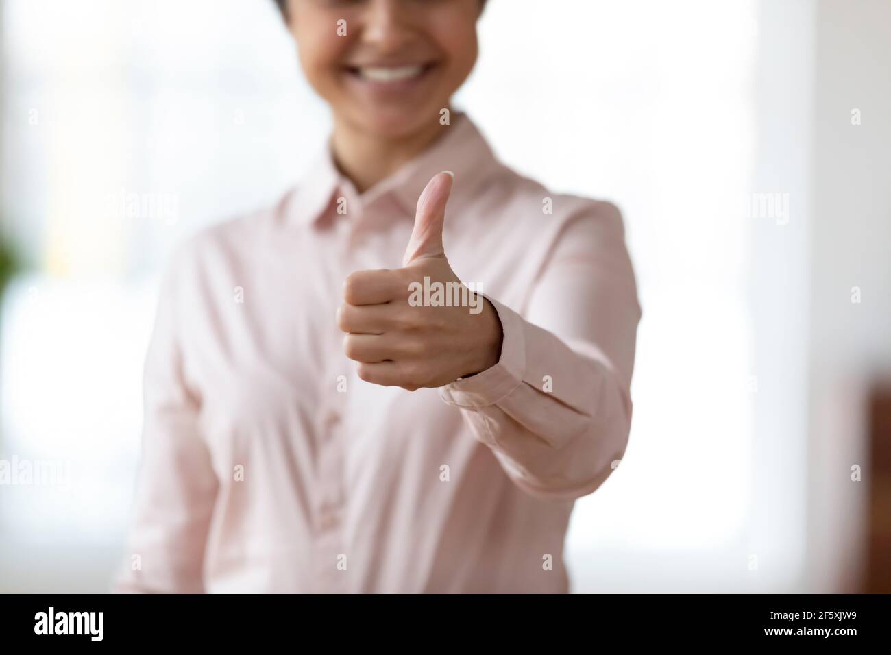 Nahaufnahme der Frau zeigen Daumen nach oben empfehlen Service Stockfoto