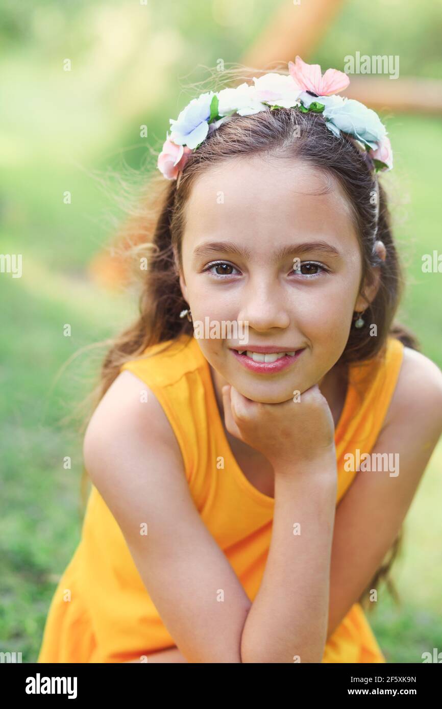 Positive natürliche Nahaufnahme Porträt von jungen schönen hispanischen Mädchen. Gesunder Lebensstil, Schönheit, glückliches Kindheitskonzept Stockfoto
