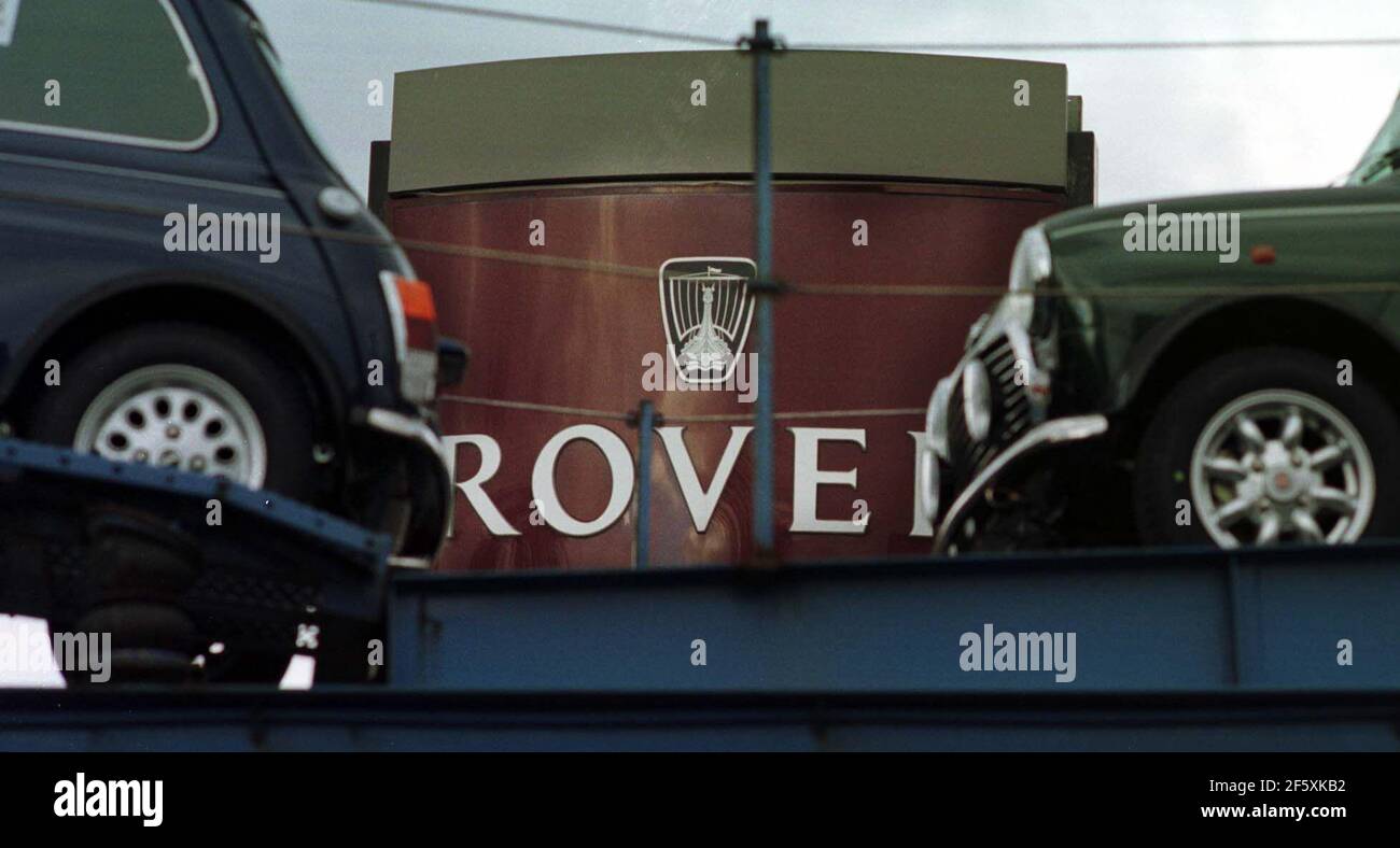 Rover Car Works Factory Longbridge Birmingham Feb 1999MINIS VERLASSEN DER WERK AUF TRANSPORTERN PASS ROVER LOGO Stockfoto