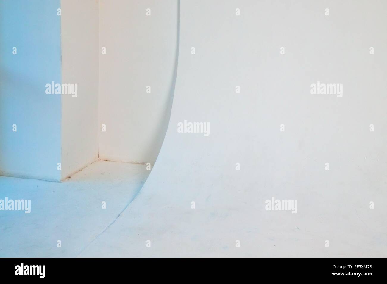 Abstrakt blank weiß Fotostudio innen, Rand von Cyclorama mit einem glatten Übergang zwischen horizontalen und vertikalen Ebenen. Hintergrundbild Stockfoto
