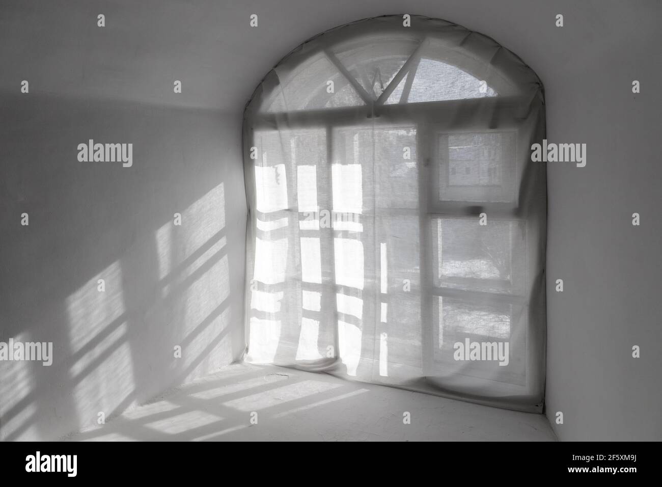 Abstrakte leere weiße Zimmer mit hellen Fenstern und Schatten Muster an Wand und Boden Stockfoto