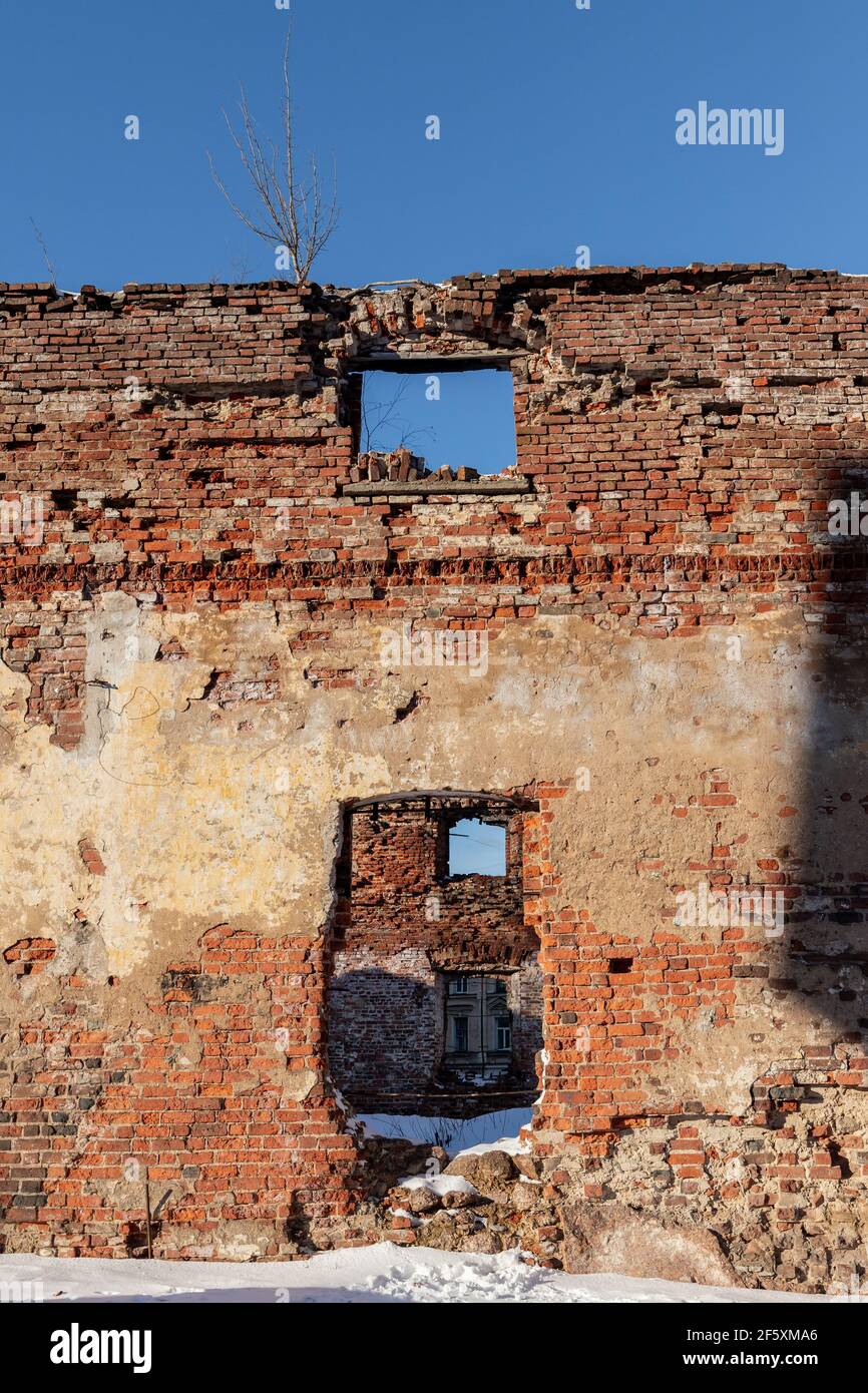 Rote Backsteinmauer der zerstörten Kathedrale in Wyborg, Russland Stockfoto
