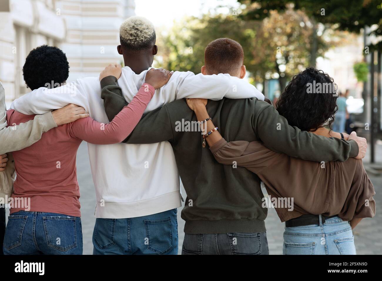 Rückansicht von Menschen, die auf der Straße streiken, umarmt Stockfoto