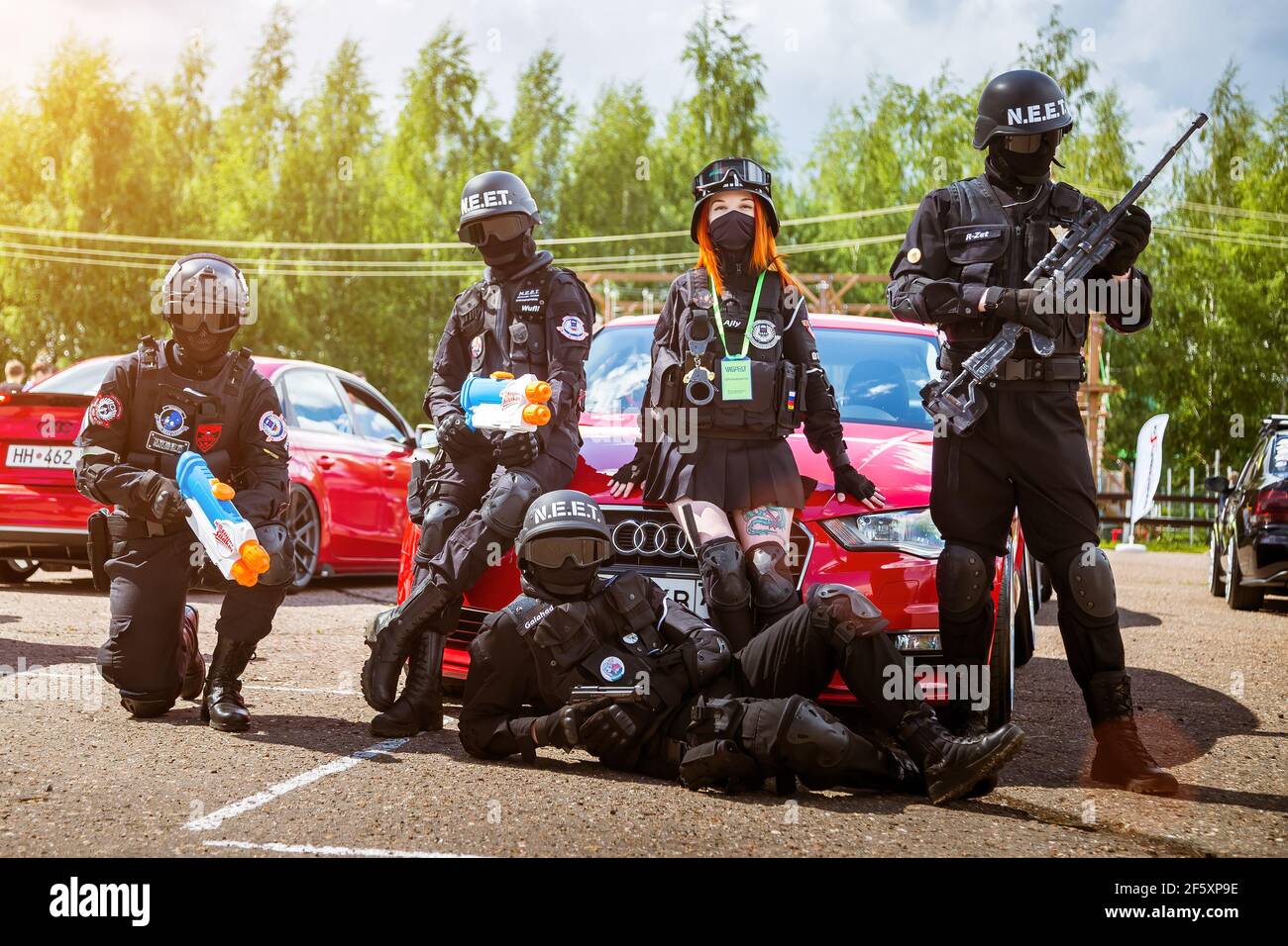 Moskau, Russland - 06. Juli 2019: Soldaten der Spezialeinheiten bewachen das Auto. Cosplay, Anime-Kämpfer mit gefälschten Waffen und Wasserpistolen. Keine echten Kämpfer. Ein Mädchen und vier Jungs in Uniform und bewaffnet Stockfoto