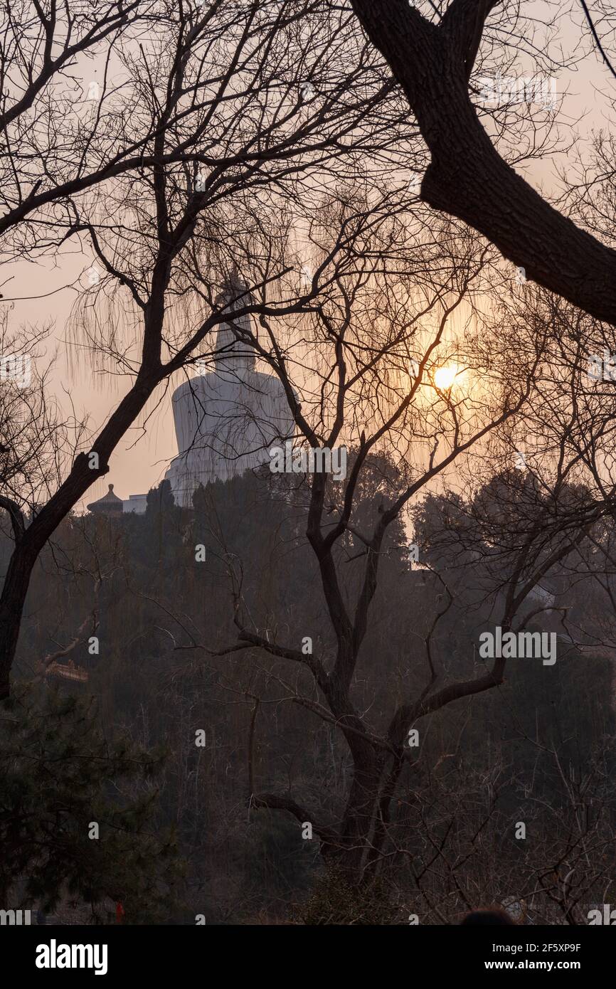 Die Weiße Dagoba im Behai Park durch den Abendsmog in Peking, China im März 2018. Stockfoto
