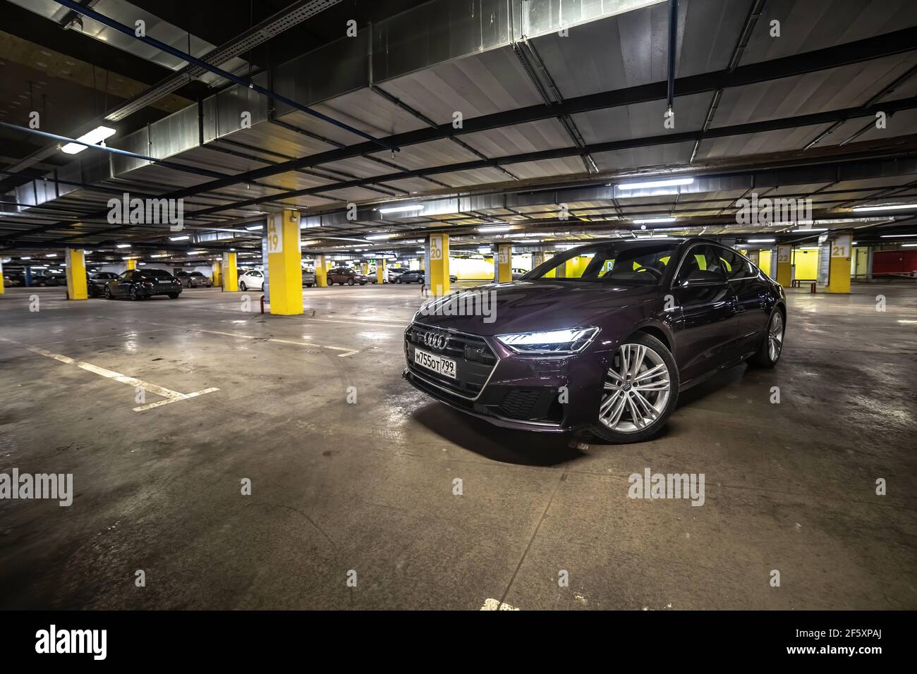 Moskau. Russland - 16. Januar 2020: Audi A7 Sportback Ultra Nova GT 1 von 111 AUF dem Parkplatz steht ein purpurfarbenes Premium-Auto. Vorderansicht Stockfoto