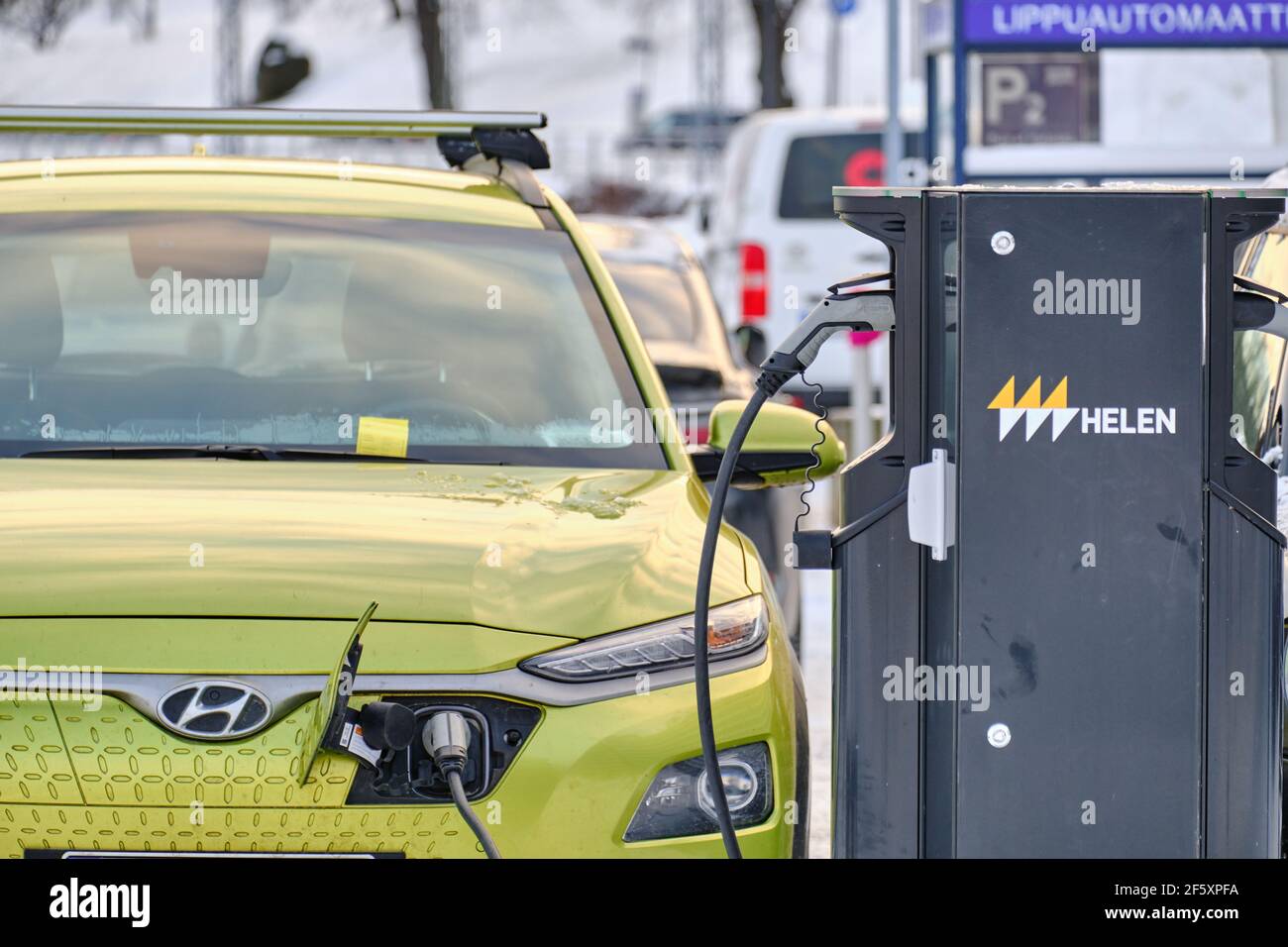 Helsinki, Finnland - 15. Januar 2021: Der elektrische Hyundai Kona lädt auf dem Parkplatz von der Helen Ladestation. Stockfoto