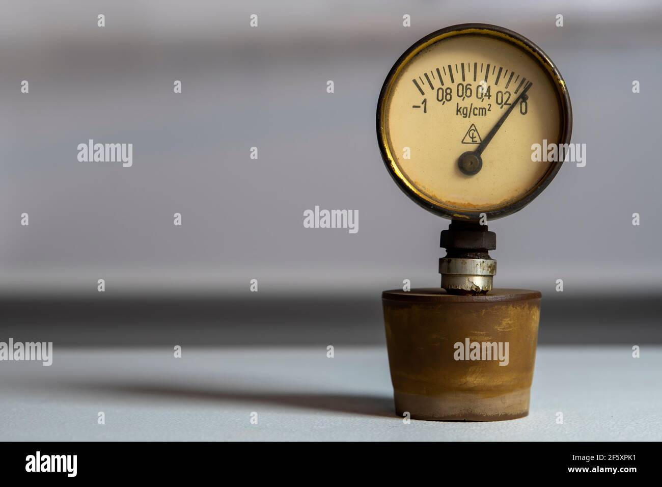 Altes altes Manometer mit Kilogramm-Kraft pro Quadratzentimeter, veraltete Druckeinheit mit metrischen Einheiten Stockfoto