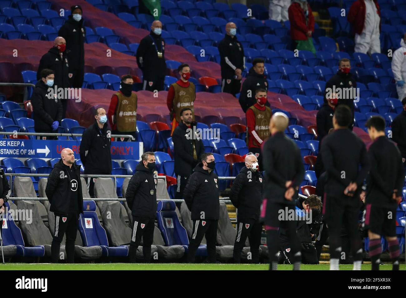 Cardiff, Großbritannien. März 2021, 27th. Wales Trainer und Mitarbeiter stehen für die Nationalhymnen. Fußball-Freundschaftsspiel, Wales gegen Mexiko, im Cardiff City Stadium in Cardiff, South Wales am Samstag, 27th. März 2021. Redaktionelle Verwendung nur. PIC von Andrew Orchard / Andrew Orchard Sport Fotografie / Alamy Live News Kredit: Andrew Orchard Sport Fotografie / Alamy Live News Stockfoto
