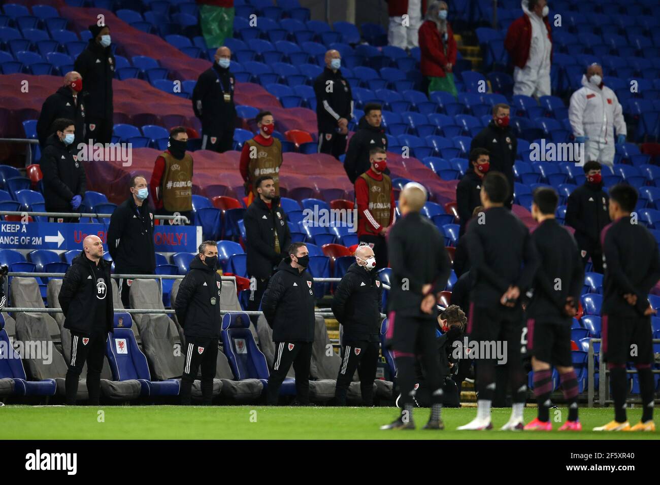 Cardiff, Großbritannien. März 2021, 27th. Wales Trainer und Mitarbeiter stehen für die Nationalhymnen. Fußball-Freundschaftsspiel, Wales gegen Mexiko, im Cardiff City Stadium in Cardiff, South Wales am Samstag, 27th. März 2021. Redaktionelle Verwendung nur. PIC von Andrew Orchard / Andrew Orchard Sport Fotografie / Alamy Live News Kredit: Andrew Orchard Sport Fotografie / Alamy Live News Stockfoto