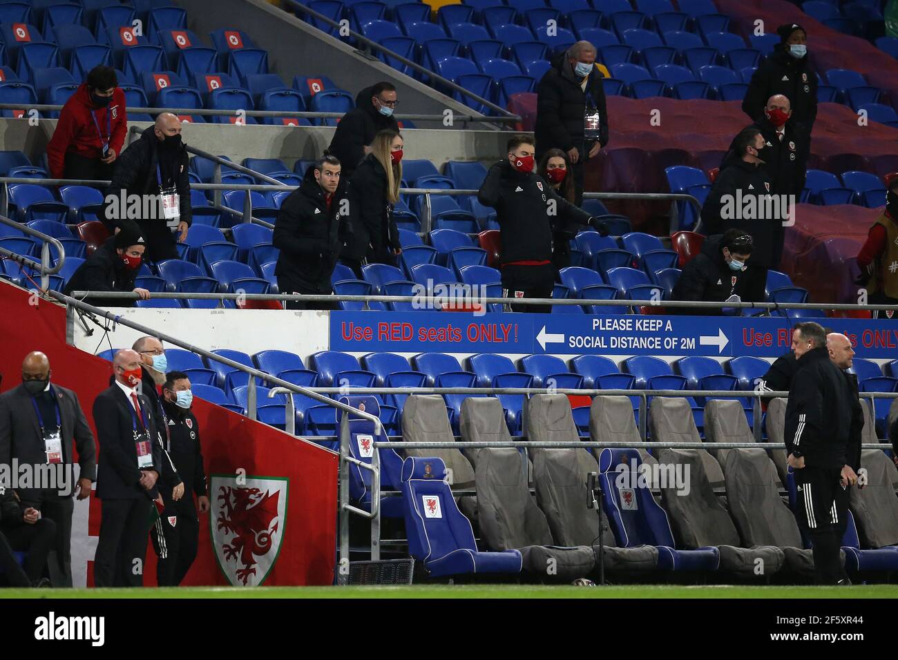 Cardiff, Großbritannien. März 2021, 27th. Gareth Bale aus Wales und Wales FA-Mitarbeiter stehen für die Nationalhymnen. Fußball-Freundschaftsspiel, Wales gegen Mexiko, im Cardiff City Stadium in Cardiff, South Wales am Samstag, 27th. März 2021. Redaktionelle Verwendung nur. PIC von Andrew Orchard / Andrew Orchard Sport Fotografie / Alamy Live News Kredit: Andrew Orchard Sport Fotografie / Alamy Live News Stockfoto