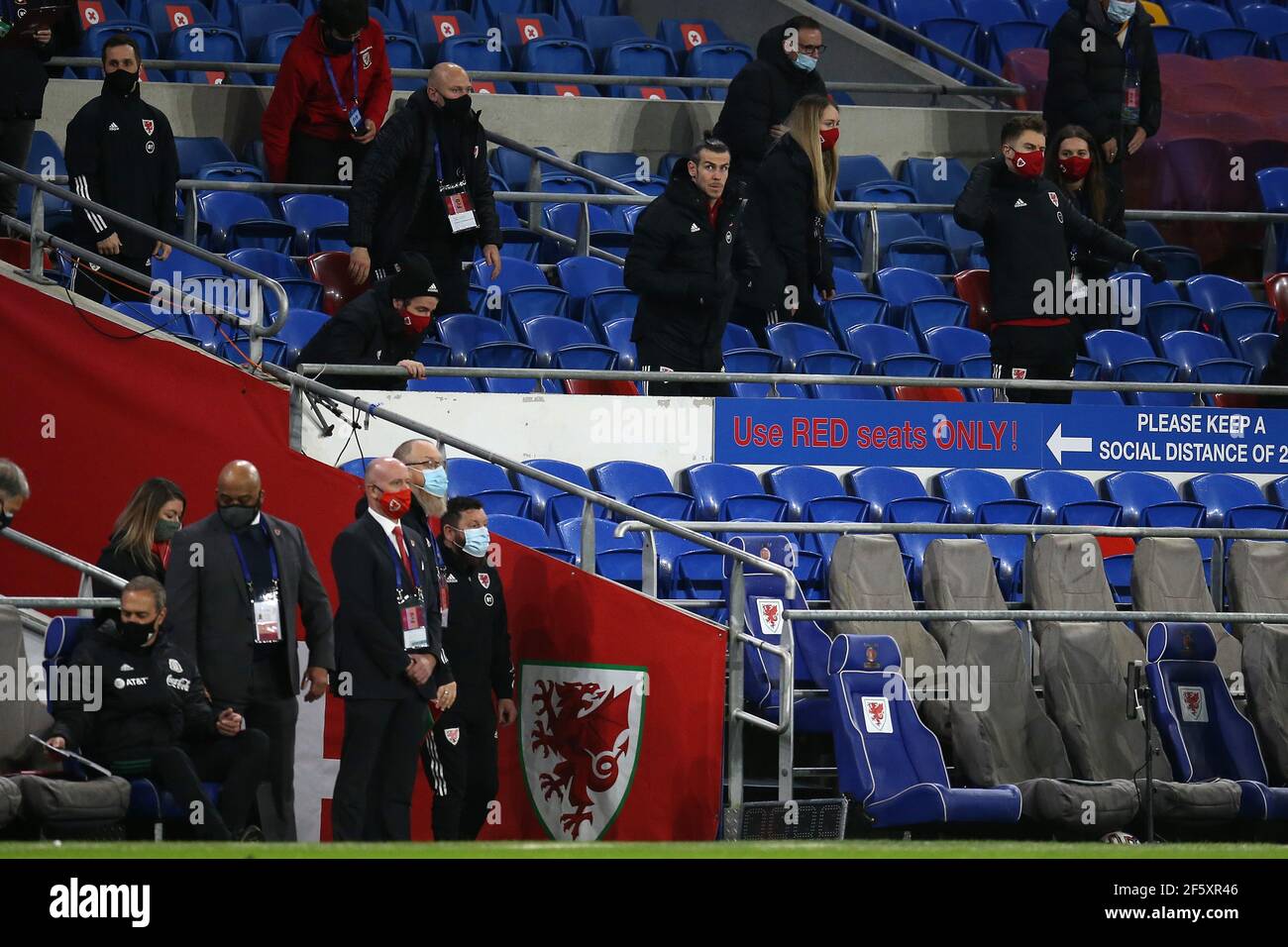 Cardiff, Großbritannien. März 2021, 27th. Gareth Bale aus Wales und Wales FA-Mitarbeiter stehen für die Nationalhymnen. Fußball-Freundschaftsspiel, Wales gegen Mexiko, im Cardiff City Stadium in Cardiff, South Wales am Samstag, 27th. März 2021. Redaktionelle Verwendung nur. PIC von Andrew Orchard / Andrew Orchard Sport Fotografie / Alamy Live News Kredit: Andrew Orchard Sport Fotografie / Alamy Live News Stockfoto