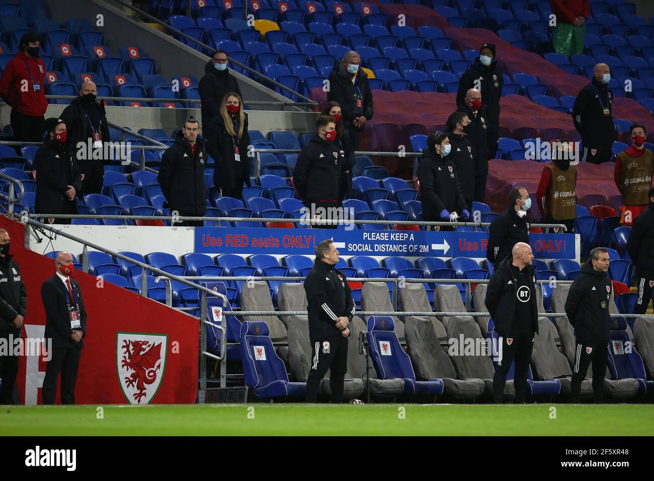 Cardiff, Großbritannien. März 2021, 27th. Gareth Bale aus Wales und Wales FA-Mitarbeiter stehen für die Nationalhymnen. Fußball-Freundschaftsspiel, Wales gegen Mexiko, im Cardiff City Stadium in Cardiff, South Wales am Samstag, 27th. März 2021. Redaktionelle Verwendung nur. PIC von Andrew Orchard / Andrew Orchard Sport Fotografie / Alamy Live News Kredit: Andrew Orchard Sport Fotografie / Alamy Live News Stockfoto
